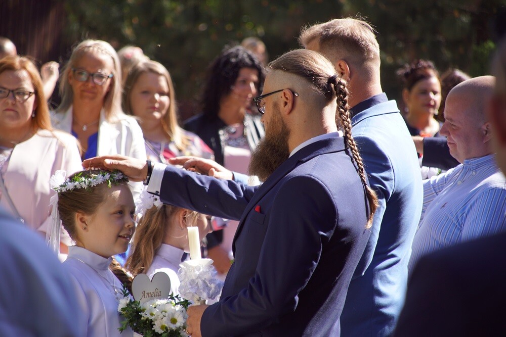 W wielu rudzkich parafiach dzieci przyjęły dzisiaj Pierwszą Komunię Świętą. Z okazji tego wyjątkowego dnia zarówno dzieciom, jak i rodzicom składamy najlepsze życzenia.