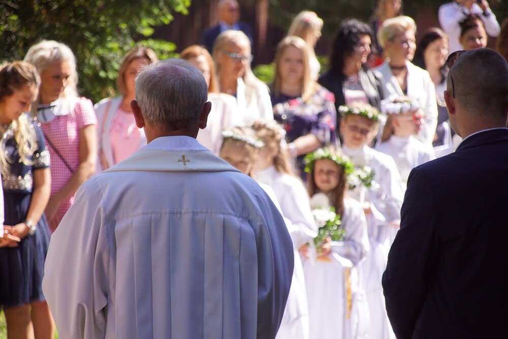 W wielu rudzkich parafiach dzieci przyjęły dzisiaj Pierwszą Komunię Świętą. Z okazji tego wyjątkowego dnia zarówno dzieciom, jak i rodzicom składamy najlepsze życzenia.