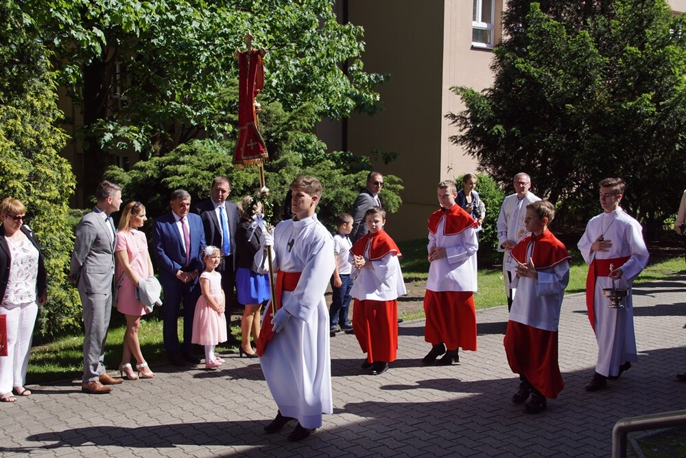 W wielu rudzkich parafiach dzieci przyjęły dzisiaj Pierwszą Komunię Świętą. Z okazji tego wyjątkowego dnia zarówno dzieciom, jak i rodzicom składamy najlepsze życzenia.