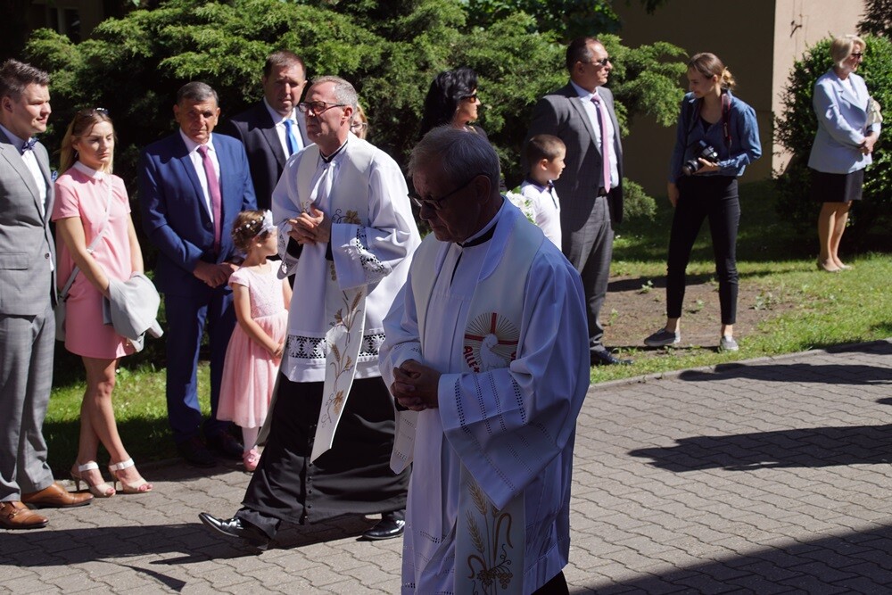 W wielu rudzkich parafiach dzieci przyjęły dzisiaj Pierwszą Komunię Świętą. Z okazji tego wyjątkowego dnia zarówno dzieciom, jak i rodzicom składamy najlepsze życzenia.