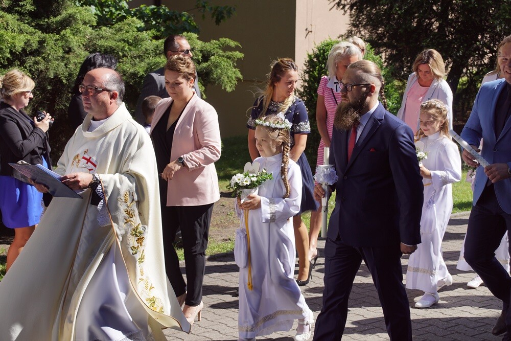 W wielu rudzkich parafiach dzieci przyjęły dzisiaj Pierwszą Komunię Świętą. Z okazji tego wyjątkowego dnia zarówno dzieciom, jak i rodzicom składamy najlepsze życzenia.