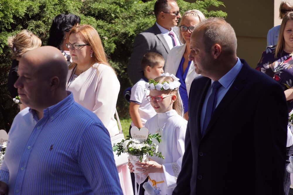 W wielu rudzkich parafiach dzieci przyjęły dzisiaj Pierwszą Komunię Świętą. Z okazji tego wyjątkowego dnia zarówno dzieciom, jak i rodzicom składamy najlepsze życzenia.