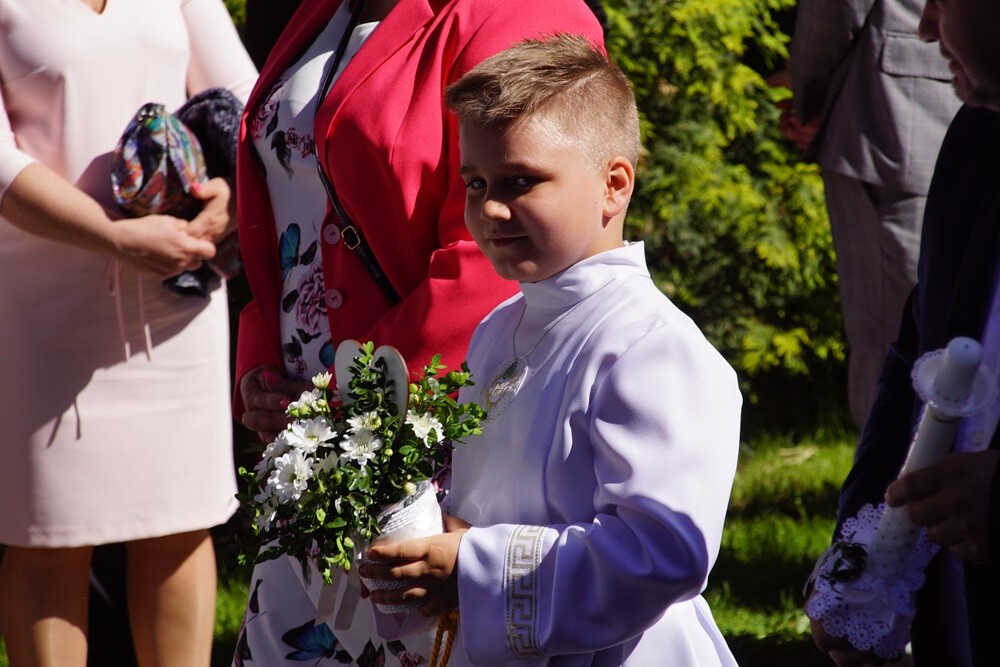 W wielu rudzkich parafiach dzieci przyjęły dzisiaj Pierwszą Komunię Świętą. Z okazji tego wyjątkowego dnia zarówno dzieciom, jak i rodzicom składamy najlepsze życzenia.