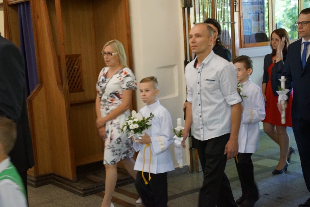 W wielu rudzkich parafiach dzieci przyjęły dzisiaj Pierwszą Komunię Świętą. Z okazji tego wyjątkowego dnia zarówno dzieciom, jak i rodzicom składamy najlepsze życzenia.