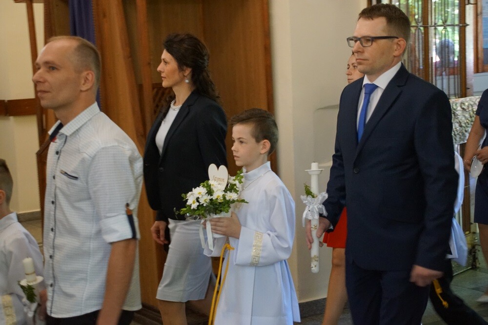 W wielu rudzkich parafiach dzieci przyjęły dzisiaj Pierwszą Komunię Świętą. Z okazji tego wyjątkowego dnia zarówno dzieciom, jak i rodzicom składamy najlepsze życzenia.