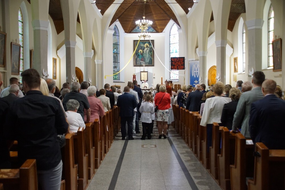W wielu rudzkich parafiach dzieci przyjęły dzisiaj Pierwszą Komunię Świętą. Z okazji tego wyjątkowego dnia zarówno dzieciom, jak i rodzicom składamy najlepsze życzenia.