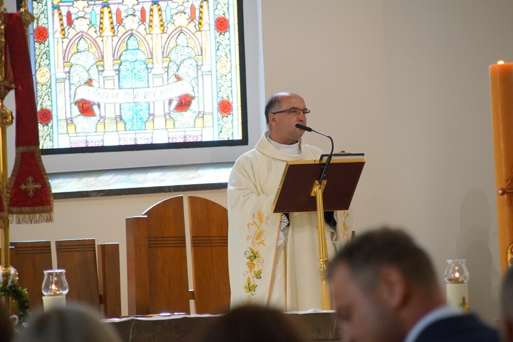 W wielu rudzkich parafiach dzieci przyjęły dzisiaj Pierwszą Komunię Świętą. Z okazji tego wyjątkowego dnia zarówno dzieciom, jak i rodzicom składamy najlepsze życzenia.