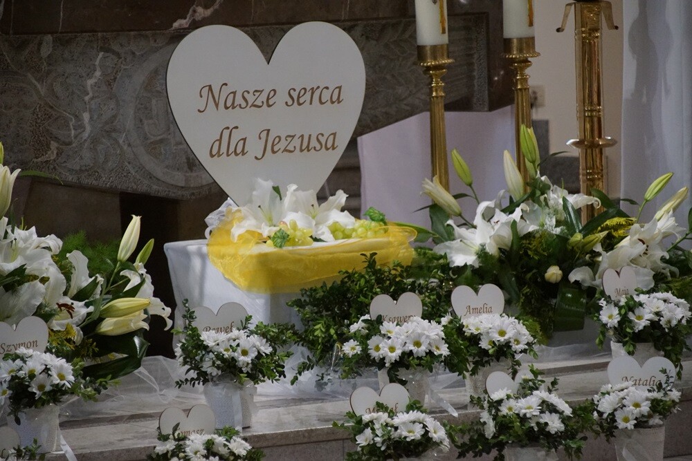 W wielu rudzkich parafiach dzieci przyjęły dzisiaj Pierwszą Komunię Świętą. Z okazji tego wyjątkowego dnia zarówno dzieciom, jak i rodzicom składamy najlepsze życzenia.