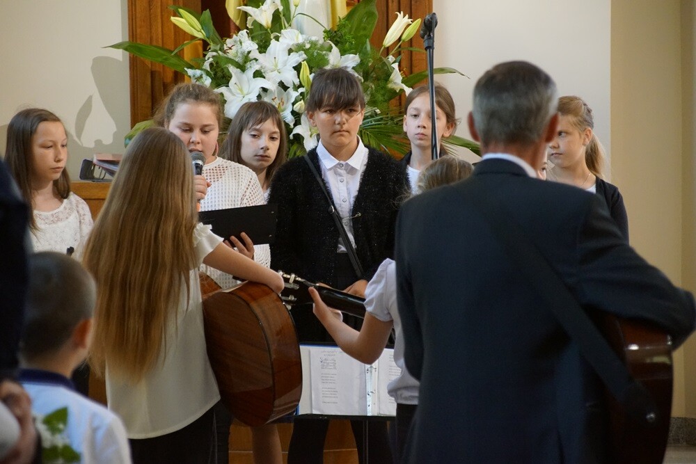 W wielu rudzkich parafiach dzieci przyjęły dzisiaj Pierwszą Komunię Świętą. Z okazji tego wyjątkowego dnia zarówno dzieciom, jak i rodzicom składamy najlepsze życzenia.