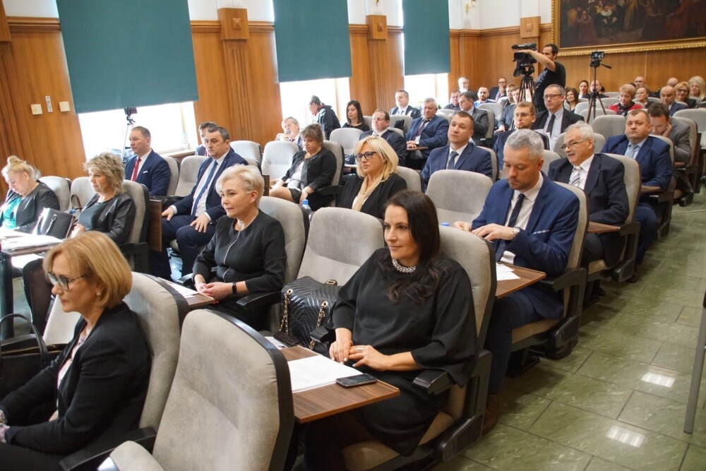 Podczas pierwszej sesji nowej kadencji Rady Miasta Ruda Śląska nastąpiło zaprzysiężenie radnych i prezydenta, podjęto również uchwałę w głosowaniu tajnym o wyborze przewodniczącego.