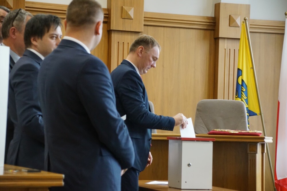 Podczas pierwszej sesji nowej kadencji Rady Miasta Ruda Śląska nastąpiło zaprzysiężenie radnych i prezydenta, podjęto również uchwałę w głosowaniu tajnym o wyborze przewodniczącego.