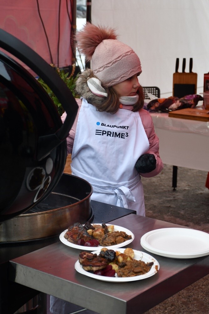 Za nami pierwszy dzień Rudzkiego Kiermaszu Świątecznego z przystankiem Świątecznego konwoju Radia ZET. Na mieszkańców Rudy Śląskiej na rynku czekało wczoraj wiele atrakcji. 

fot. Jacek Knapik