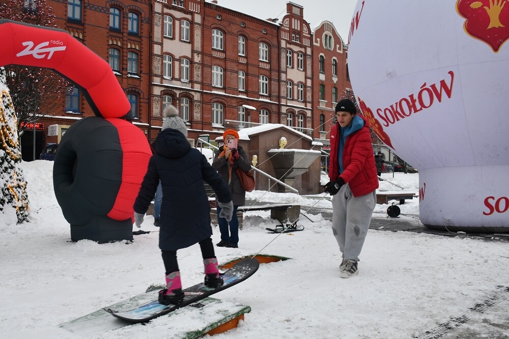 Za nami pierwszy dzień Rudzkiego Kiermaszu Świątecznego z przystankiem Świątecznego konwoju Radia ZET. Na mieszkańców Rudy Śląskiej na rynku czekało wczoraj wiele atrakcji. 

fot. Jacek Knapik