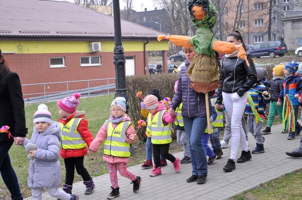 Wiosna wreszcie nadeszła! Udowodniły to przedszkolaki z Miejskiego Przedszkola nr 30 w Bielszowicach, które pożegnały dzisiaj zimę i powitały nową porę roku.