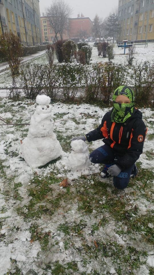 W nocy z soboty na niedzielę w Polsce spadł pierwszy śnieg. Opady wystąpiły na południu i wschodzie kraju. W nocy spadło kilka centymetrów białego puchu.