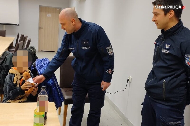 Pijana w sztok leżała na trawniku podczas sylwestrowej imprezy, obok stał zapłakany syn