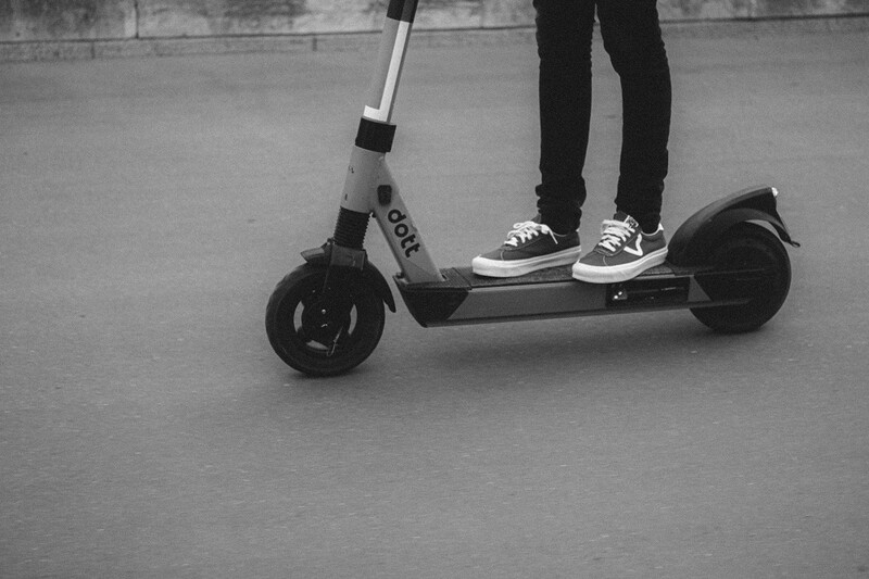 Pijani jechali na hulajnogach. Zostali ukarani mandatami karnymi w wysokości 2500 złotych