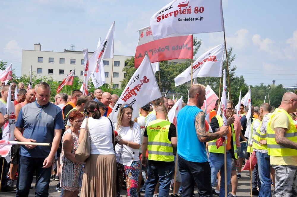 We wtorkowe popołudnie pod siedzibą Grupy Kapitałowej Węglokoks w Katowicach zawrzało. Pracownicy Huty Pokój mają dosyć braku porozumienia z zarządem. Wyszli na ulicę, by manifestować swoje racje.