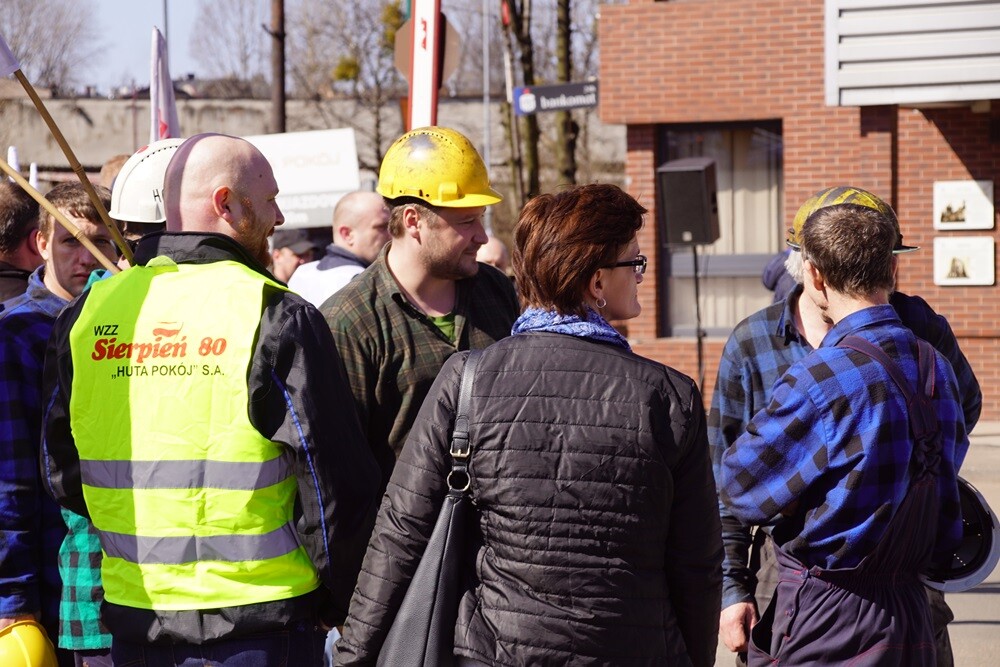 Już we wrześniu tamtego roku pisaliśmy o sporze zbiorowym między pracownikami a zarządem Huty Pokój. Hutnicy domagali się wtedy podwyżek i żądali wyjaśnienia problemu nierealizowania założeń Zakładowego Funduszu Świadczeń Socjalnych. Rozmowy z zarządem spółki spełzły jednak na niczym i pracownicy postanowili zamanifestować swoje żądania na ulicach miasta.