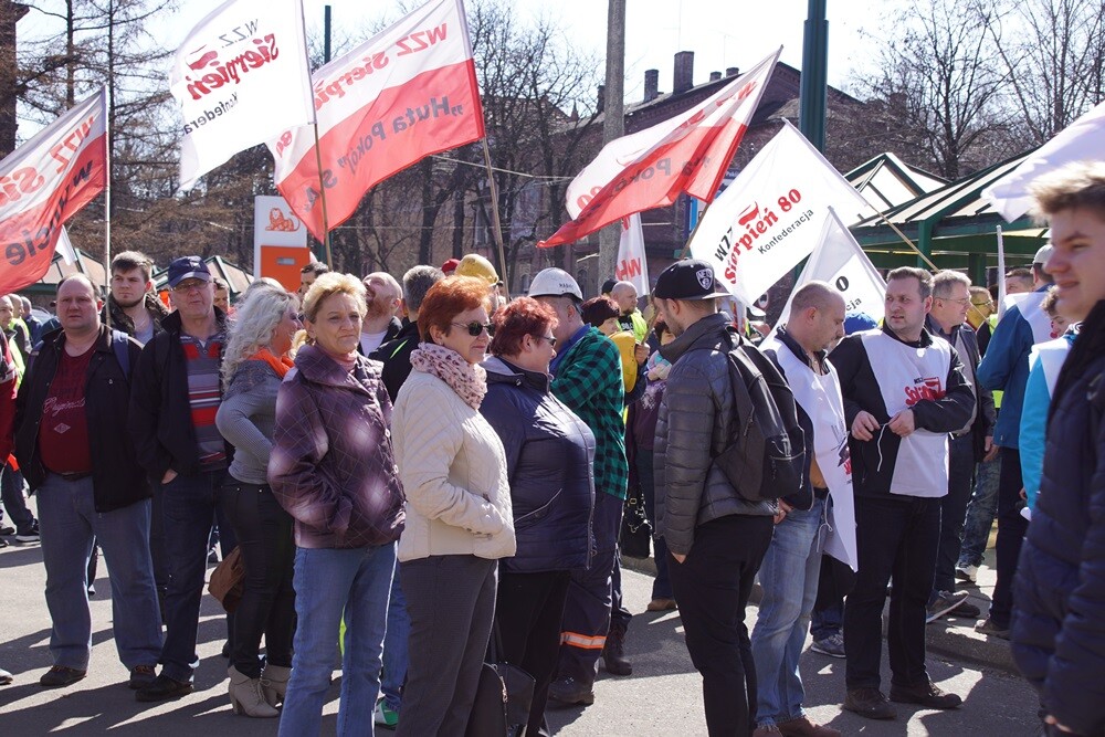 Już we wrześniu tamtego roku pisaliśmy o sporze zbiorowym między pracownikami a zarządem Huty Pokój. Hutnicy domagali się wtedy podwyżek i żądali wyjaśnienia problemu nierealizowania założeń Zakładowego Funduszu Świadczeń Socjalnych. Rozmowy z zarządem spółki spełzły jednak na niczym i pracownicy postanowili zamanifestować swoje żądania na ulicach miasta.