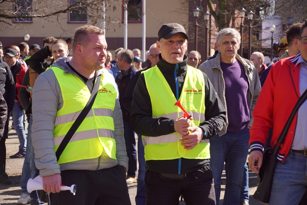 Już we wrześniu tamtego roku pisaliśmy o sporze zbiorowym między pracownikami a zarządem Huty Pokój. Hutnicy domagali się wtedy podwyżek i żądali wyjaśnienia problemu nierealizowania założeń Zakładowego Funduszu Świadczeń Socjalnych. Rozmowy z zarządem spółki spełzły jednak na niczym i pracownicy postanowili zamanifestować swoje żądania na ulicach miasta.
