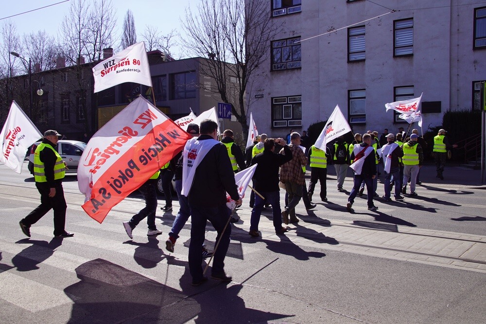 Już we wrześniu tamtego roku pisaliśmy o sporze zbiorowym między pracownikami a zarządem Huty Pokój. Hutnicy domagali się wtedy podwyżek i żądali wyjaśnienia problemu nierealizowania założeń Zakładowego Funduszu Świadczeń Socjalnych. Rozmowy z zarządem spółki spełzły jednak na niczym i pracownicy postanowili zamanifestować swoje żądania na ulicach miasta.