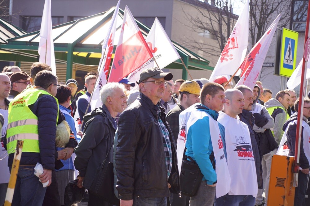 Już we wrześniu tamtego roku pisaliśmy o sporze zbiorowym między pracownikami a zarządem Huty Pokój. Hutnicy domagali się wtedy podwyżek i żądali wyjaśnienia problemu nierealizowania założeń Zakładowego Funduszu Świadczeń Socjalnych. Rozmowy z zarządem spółki spełzły jednak na niczym i pracownicy postanowili zamanifestować swoje żądania na ulicach miasta.