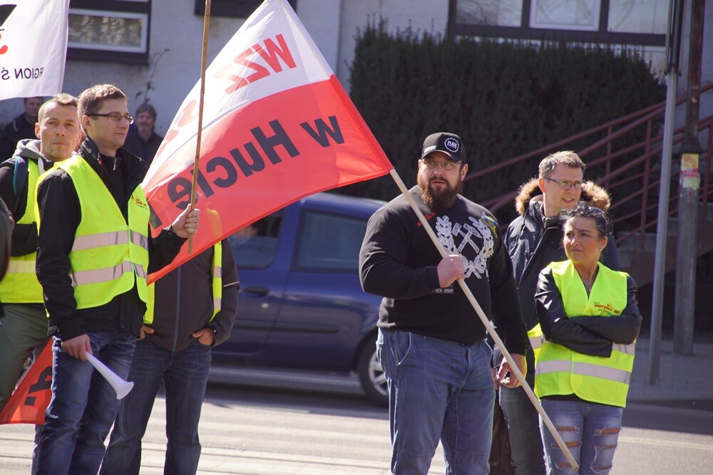 Już we wrześniu tamtego roku pisaliśmy o sporze zbiorowym między pracownikami a zarządem Huty Pokój. Hutnicy domagali się wtedy podwyżek i żądali wyjaśnienia problemu nierealizowania założeń Zakładowego Funduszu Świadczeń Socjalnych. Rozmowy z zarządem spółki spełzły jednak na niczym i pracownicy postanowili zamanifestować swoje żądania na ulicach miasta.