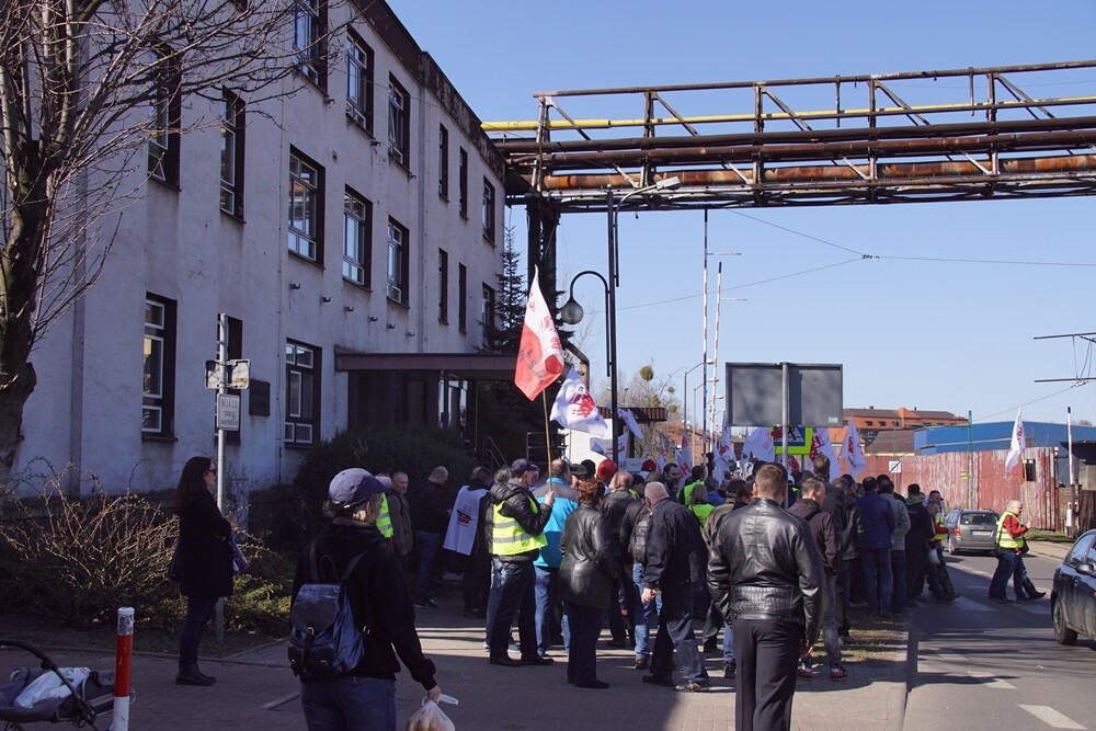 Już we wrześniu tamtego roku pisaliśmy o sporze zbiorowym między pracownikami a zarządem Huty Pokój. Hutnicy domagali się wtedy podwyżek i żądali wyjaśnienia problemu nierealizowania założeń Zakładowego Funduszu Świadczeń Socjalnych. Rozmowy z zarządem spółki spełzły jednak na niczym i pracownicy postanowili zamanifestować swoje żądania na ulicach miasta.