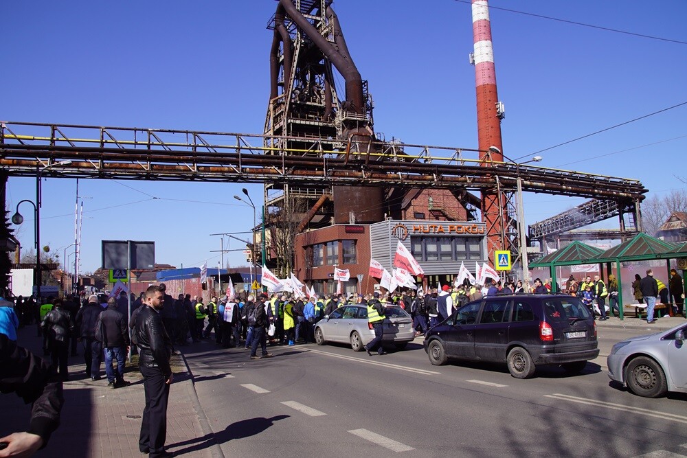 Już we wrześniu tamtego roku pisaliśmy o sporze zbiorowym między pracownikami a zarządem Huty Pokój. Hutnicy domagali się wtedy podwyżek i żądali wyjaśnienia problemu nierealizowania założeń Zakładowego Funduszu Świadczeń Socjalnych. Rozmowy z zarządem spółki spełzły jednak na niczym i pracownicy postanowili zamanifestować swoje żądania na ulicach miasta.