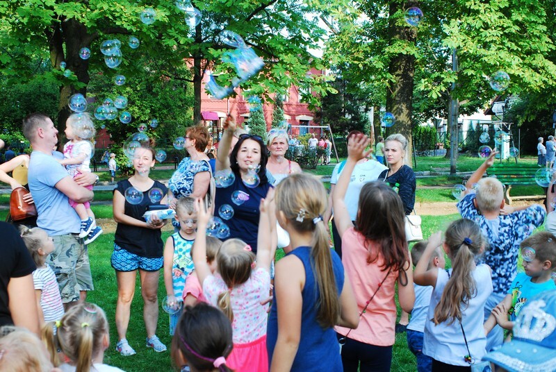 Piknik Bańkowy na Kochłowicach Plantach: Były bańki, animacje i dmuchańce.