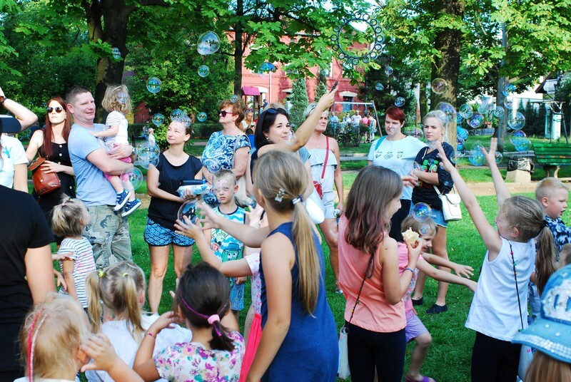 Piknik Bańkowy na Kochłowicach Plantach: O doskonałą zabawę i o to, żeby uśmiech nie schodził z dziecięcych twarzy dbały profesjonalne animatorki.
