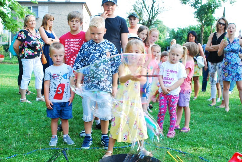 Piknik Bańkowy na Kochłowicach Plantach: Każde dziecko mogło samodzielnie spróbować stworzyć ogromne bańki.