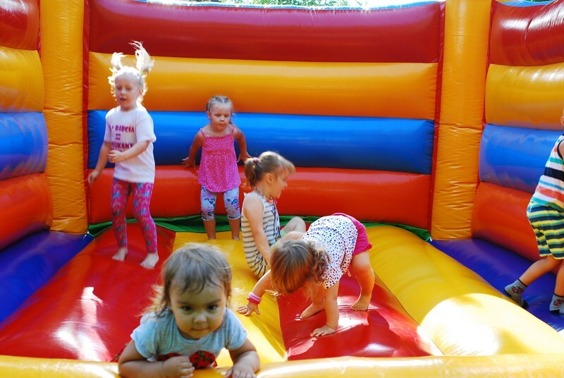 Piknik Bańkowy na Kochłowicach Plantach: W sobotę, 24 sierpnia, kochłowickie Planty zamieniły się w olbrzymią polanę piknikową, a wszystko za sprawą odbywającego się tutaj Pikniku Bańkowego. Były bańki, animacje i dmuchańce. Jednym słowem: doskonała familijna zabawa. Imprezę zorganizowało Stowarzyszenie „Lepsze Kochłowice. Lepsza Ruda Śląska” z okazji pożegnania tegorocznych wakacji.