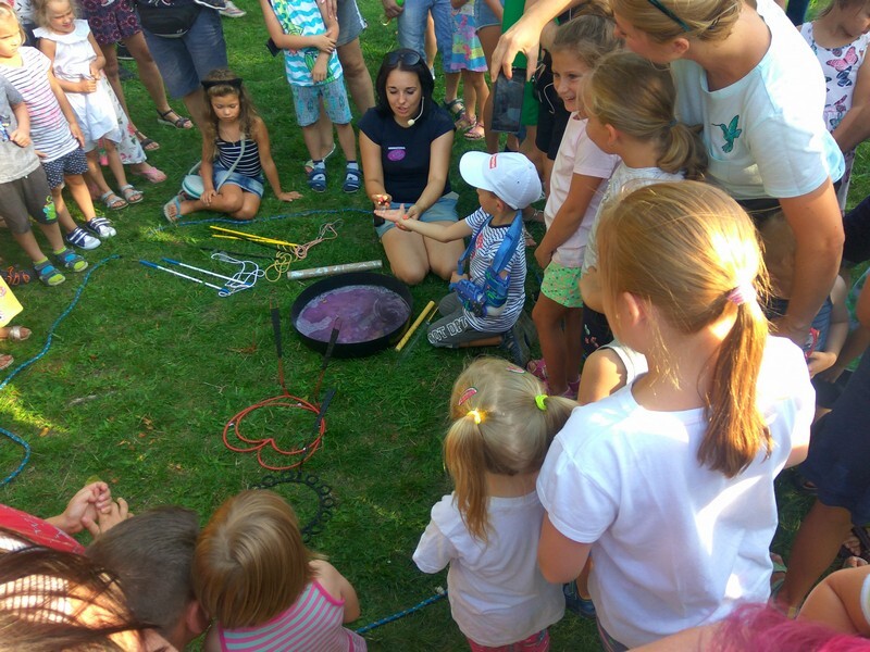 Piknik Bańkowy na Kochłowicach Plantach: W sobotę, 24 sierpnia, kochłowickie Planty zamieniły się w olbrzymią polanę piknikową, a wszystko za sprawą odbywającego się tutaj Pikniku Bańkowego. Były bańki, animacje i dmuchańce. Jednym słowem: doskonała familijna zabawa. Imprezę zorganizowało Stowarzyszenie „Lepsze Kochłowice. Lepsza Ruda Śląska” z okazji pożegnania tegorocznych wakacji.