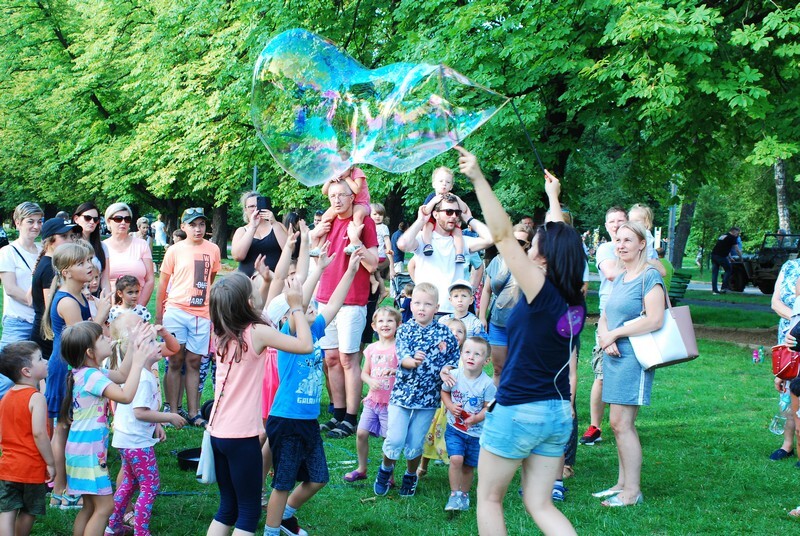 Piknik Bańkowy na Kochłowicach Plantach: W sobotę, 24 sierpnia, kochłowickie Planty zamieniły się w olbrzymią polanę piknikową, a wszystko za sprawą odbywającego się tutaj Pikniku Bańkowego. Były bańki, animacje i dmuchańce. Jednym słowem: doskonała familijna zabawa. Imprezę zorganizowało Stowarzyszenie „Lepsze Kochłowice. Lepsza Ruda Śląska” z okazji pożegnania tegorocznych wakacji.