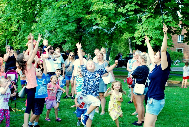 Piknik Bańkowy na Kochłowicach Plantach: W sobotę, 24 sierpnia, kochłowickie Planty zamieniły się w olbrzymią polanę piknikową, a wszystko za sprawą odbywającego się tutaj Pikniku Bańkowego. Były bańki, animacje i dmuchańce. Jednym słowem: doskonała familijna zabawa. Imprezę zorganizowało Stowarzyszenie „Lepsze Kochłowice. Lepsza Ruda Śląska” z okazji pożegnania tegorocznych wakacji.