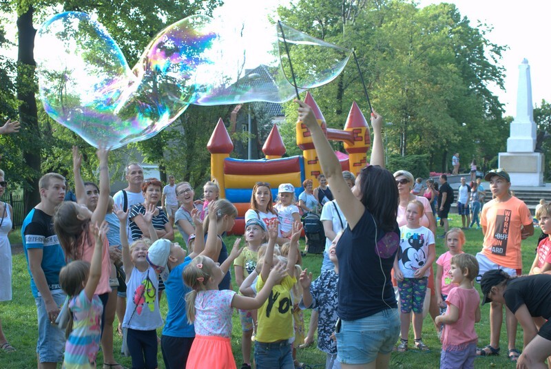 Piknik Bańkowy na Kochłowicach Plantach: W sobotę, 24 sierpnia, kochłowickie Planty zamieniły się w olbrzymią polanę piknikową, a wszystko za sprawą odbywającego się tutaj Pikniku Bańkowego. Były bańki, animacje i dmuchańce. Jednym słowem: doskonała familijna zabawa. Imprezę zorganizowało Stowarzyszenie „Lepsze Kochłowice. Lepsza Ruda Śląska” z okazji pożegnania tegorocznych wakacji.
