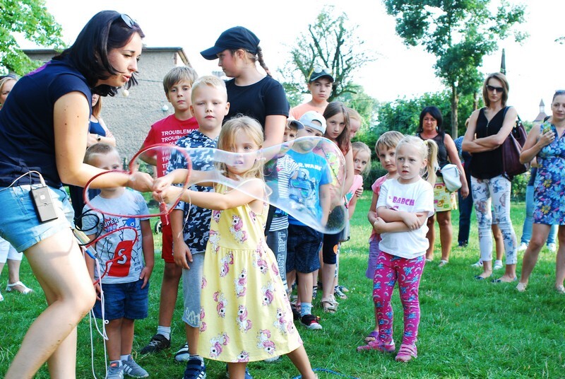 Piknik Bańkowy na Kochłowicach Plantach: W sobotę, 24 sierpnia, kochłowickie Planty zamieniły się w olbrzymią polanę piknikową, a wszystko za sprawą odbywającego się tutaj Pikniku Bańkowego. Były bańki, animacje i dmuchańce. Jednym słowem: doskonała familijna zabawa. Imprezę zorganizowało Stowarzyszenie „Lepsze Kochłowice. Lepsza Ruda Śląska” z okazji pożegnania tegorocznych wakacji.