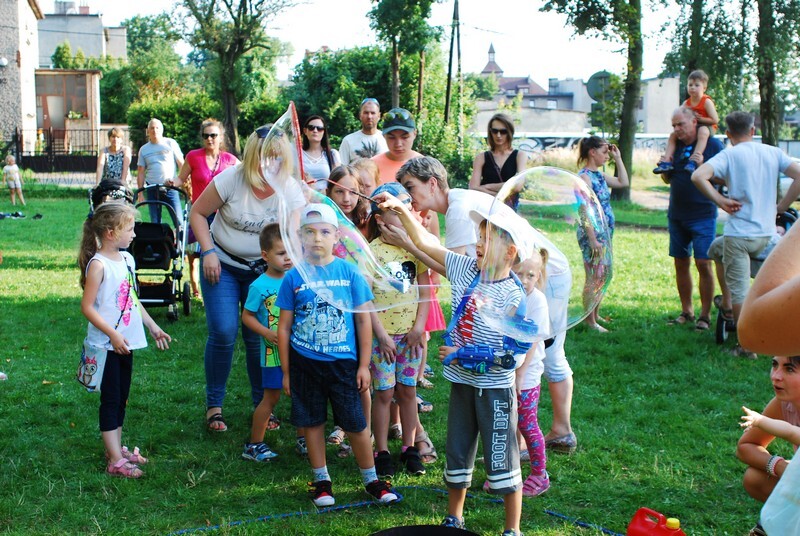 Piknik Bańkowy na Kochłowicach Plantach: W sobotę, 24 sierpnia, kochłowickie Planty zamieniły się w olbrzymią polanę piknikową, a wszystko za sprawą odbywającego się tutaj Pikniku Bańkowego. Były bańki, animacje i dmuchańce. Jednym słowem: doskonała familijna zabawa. Imprezę zorganizowało Stowarzyszenie „Lepsze Kochłowice. Lepsza Ruda Śląska” z okazji pożegnania tegorocznych wakacji.