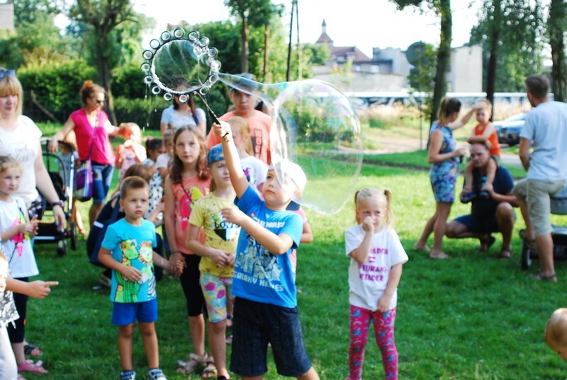 Piknik Bańkowy na Kochłowicach Plantach: W sobotę, 24 sierpnia, kochłowickie Planty zamieniły się w olbrzymią polanę piknikową, a wszystko za sprawą odbywającego się tutaj Pikniku Bańkowego. Były bańki, animacje i dmuchańce. Jednym słowem: doskonała familijna zabawa. Imprezę zorganizowało Stowarzyszenie „Lepsze Kochłowice. Lepsza Ruda Śląska” z okazji pożegnania tegorocznych wakacji.
