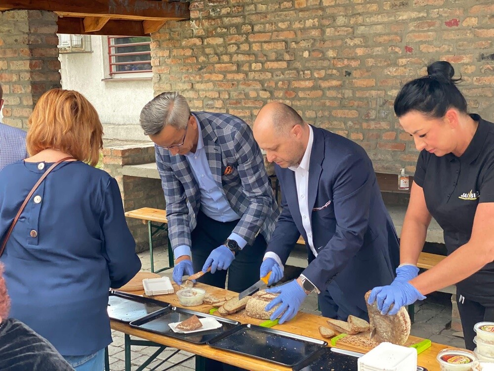 Znów zapachniało chlebem w Rudzie! Przy zabytkowym piekaroku odbył się piknik ekologiczny połączony ze spacerem historyczno-przyrodniczym. 

fot. UM Ruda Śląska