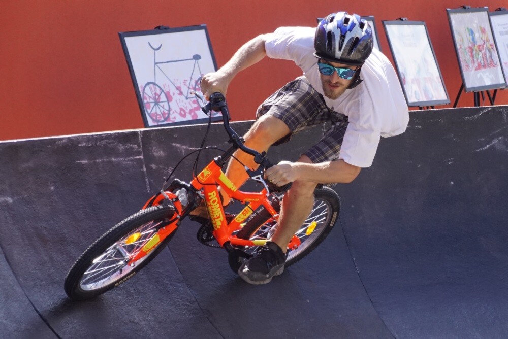 Tor pumptrack, miasteczko ruchu drogowego, szkolenia, darmowy serwis rowerowy, konkursy z nagrodami czy specjalny rower z blenderem do robienia koktajli – to tylko niektóre atrakcje, jakie czekały na uczestników pikniku rowerowego pod hasłem „Ruda Śląska kocha rower”.