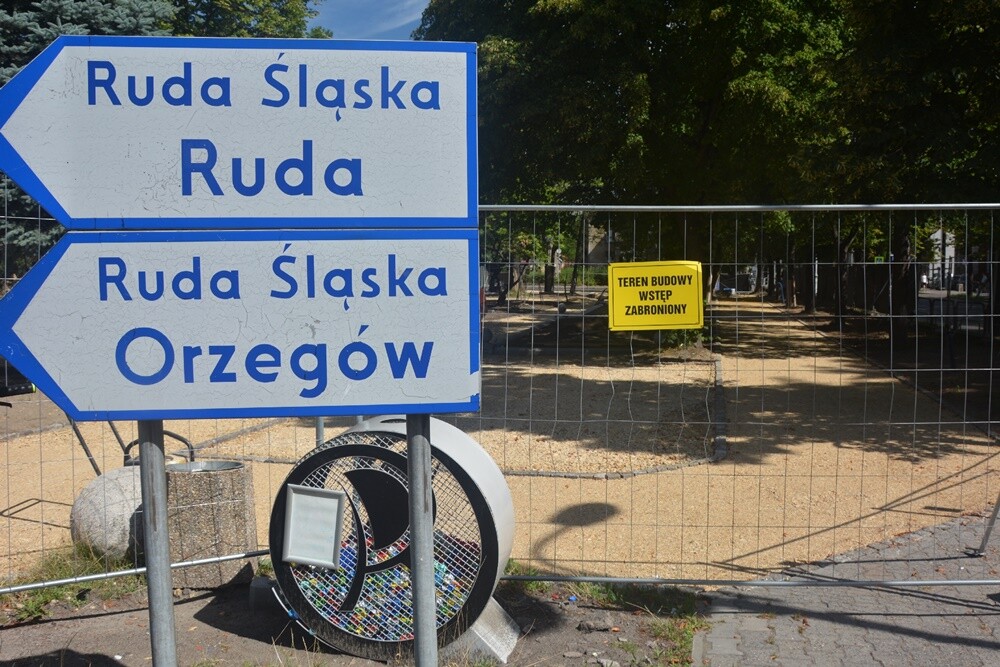 Trwają prace modernizacyjne na Placu Niepodległości w Goduli. W marcu br. teren został przekazany wykonawcy rewitalizacji. Wykonawca na zrealizowanie robót ma czas do września.

fot. Jacek Knapik