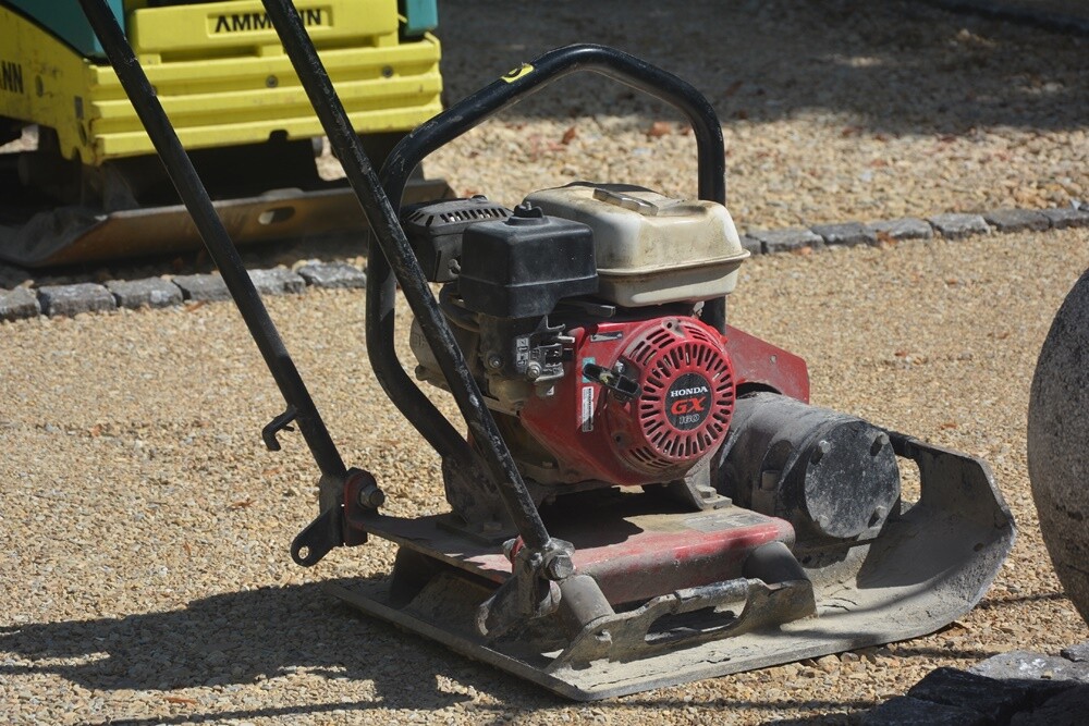 Trwają prace modernizacyjne na Placu Niepodległości w Goduli. W marcu br. teren został przekazany wykonawcy rewitalizacji. Wykonawca na zrealizowanie robót ma czas do września.

fot. Jacek Knapik