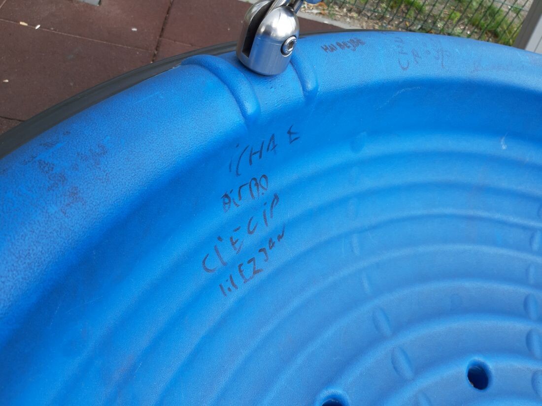 Znajdujący się przy zrewitalizowanej hałdzie plac zabaw znów został zniszczony przez wandali. Strzaskana szyba, popisane pisakami konstrukcje, śmieci - to efekt zabaw, jakie urządza sobie młodzież na obiekcie przeznaczonym przecież dla najmłodszych.