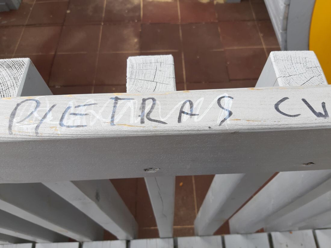 Znajdujący się przy zrewitalizowanej hałdzie plac zabaw znów został zniszczony przez wandali. Strzaskana szyba, popisane pisakami konstrukcje, śmieci - to efekt zabaw, jakie urządza sobie młodzież na obiekcie przeznaczonym przecież dla najmłodszych.