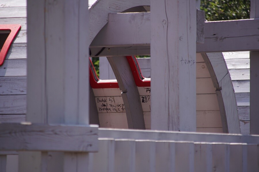 Wulgarne napisy i malunki, uszkodzenia na elementach drewnianych, wyłamana furtka - tak wygląda plac zabaw przy ulicy 1 Maja. Miejsce to po raz kolejny zostało zdewastowane. Przypomnijmy, że do podobnych zniszczeń na tym placu zabaw dochodzi systematycznie. Pierwszy raz wulgarne napisy pojawiły się na placu niespełna trzy miesiące po jego otwarciu.