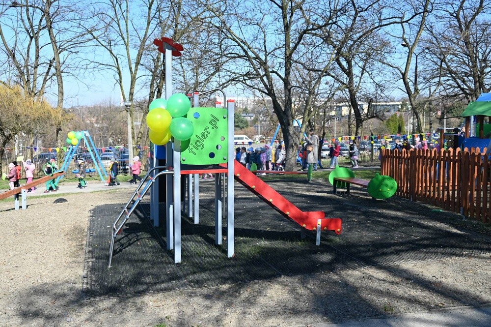 Nowoczesny plac zabaw przy Miejskim Przedszkolu nr 30 im. Bajkowej Krainy otwarty. / fot. UM Ruda Śląska