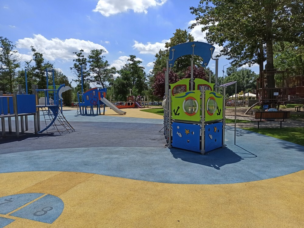 Piekary Śląskie: Kreatywne place zabaw, kręte zjeżdżalnie, małpi gaj, parki linowe, edukacyjne urządzenia – jednym słowem atrakcyjne miejsca do zabawy dla dzieci poszukiwane! W ciągu ostatnich kilku lat w województwie śląskim powstało wiele interesujących placów zabaw, które zapewniają rozrywkę zarówno tym najmłodszym, jak i nieco starszym mieszkańcom regionu. Ale co, gdy placu zabaw w pobliżu naszego domu brak? Wtedy pozostaje nam turystyka w celach rekreacyjnych i poszukiwanie idealnego placu w okolicy. Poniżej przedstawiamy subiektywny przegląd placów zabaw, na którym dziecko będzie czuło się jak ryba w wodzie! Zachęcamy też do komentowania i dodawania propozycji ulubionych placów zabaw.